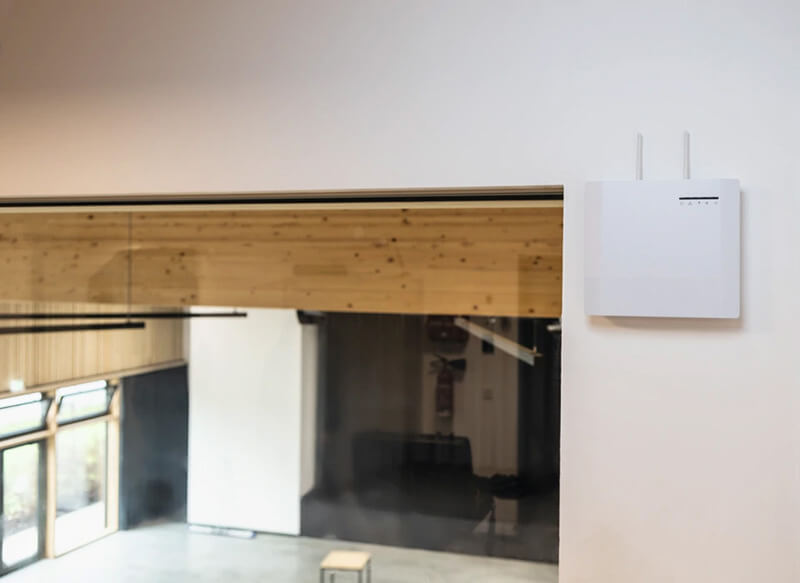 ABUS wAppLoxx Steuerzentrale an einer Wand.