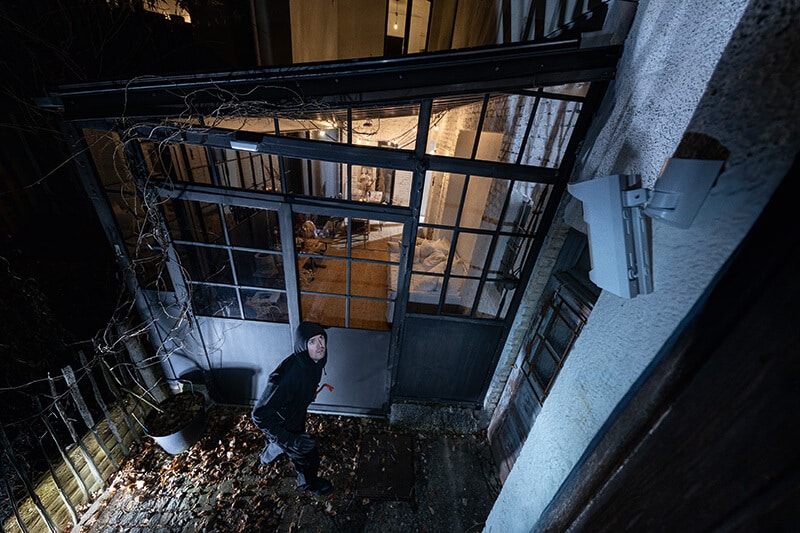 Kameraansicht eines Außenbereichs bei Nacht aus erhöhter Perspektive.