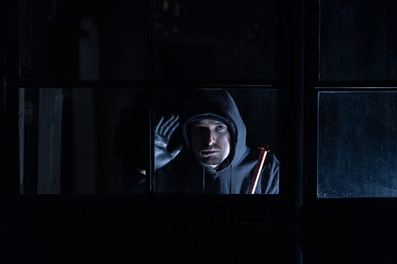 Gesicht einer Person in einem nächtlichen Kamerabild aus kurzer Entfernung.
