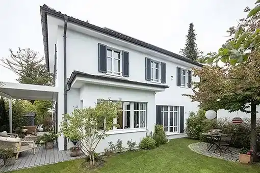 Privates Wohnhaus mit moderner Sicherheitstechnik.