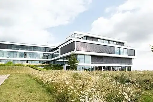 Gewerbegebäude mit moderner Sicherheitstechnik.