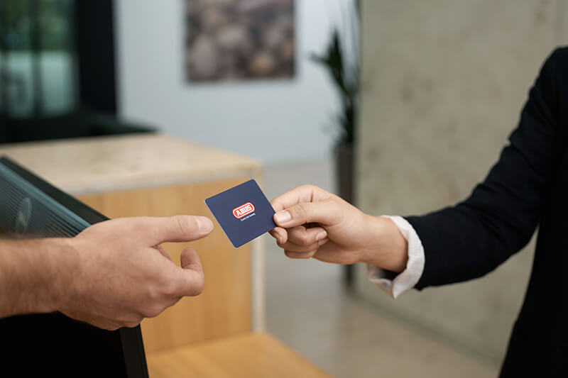 ABUS Transponder wird an eine Person übergeben.