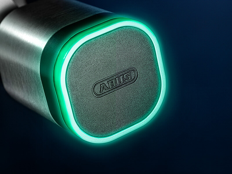 ABUS wAppLoxx Pro Plus Zylinder mit grüner Statusbeleuchtung.