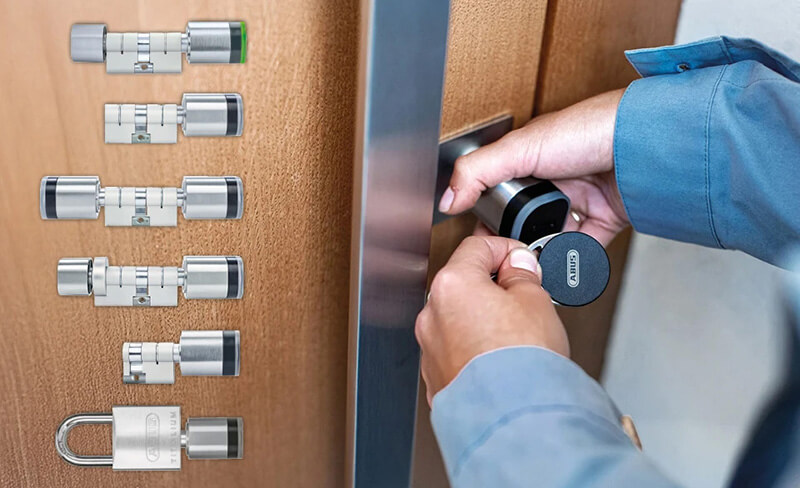 Verschiedene ABUS wAppLoxx Zylinder und Montage eines elektronischen Zylinders an einer Tür.