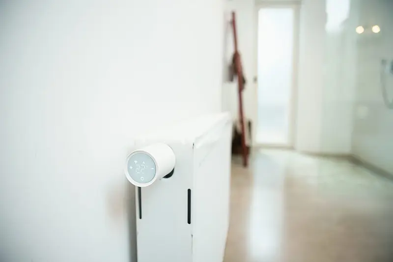 Smartes Thermostat an einem Heizkörper