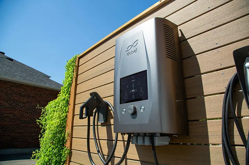Ladestation für ein Elektroauto an einer Hauswand