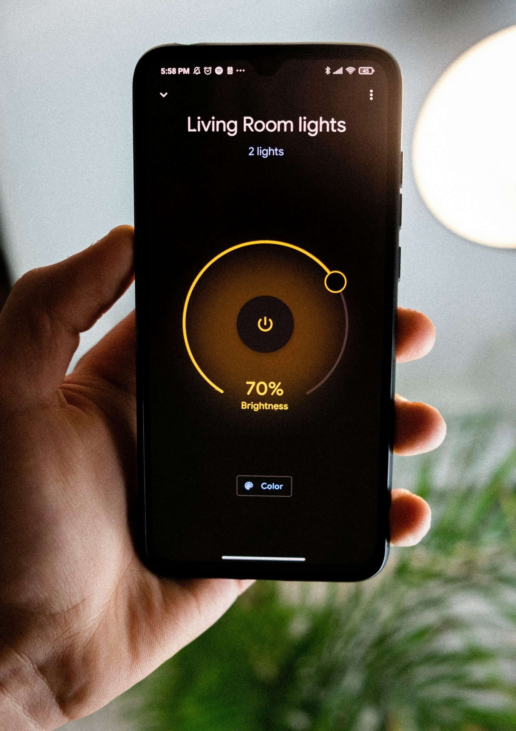Smartphone mit einer App zur Steuerung der Wohnzimmerbeleuchtung